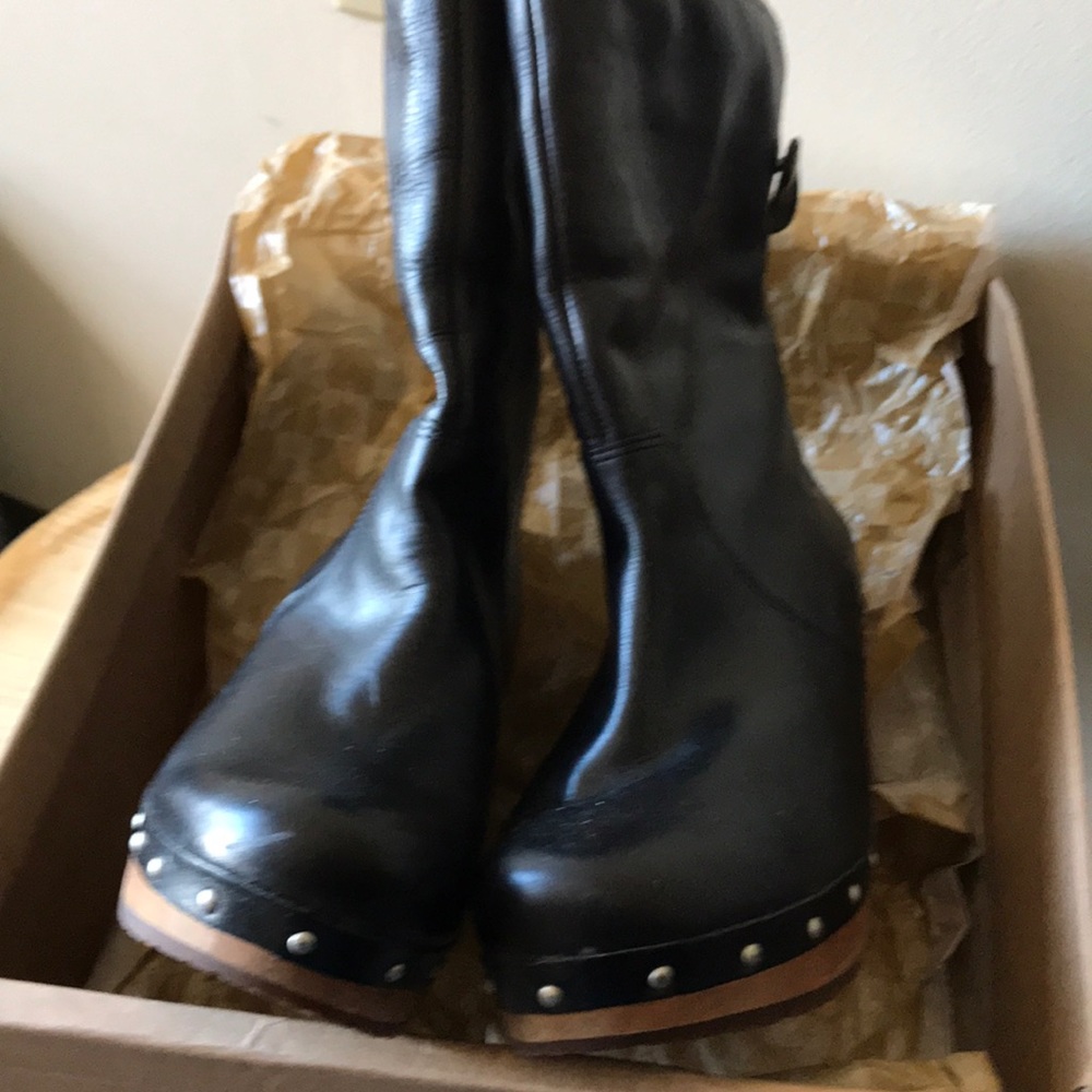 UGG “Lynnea” Black Leather Boots Size 7
